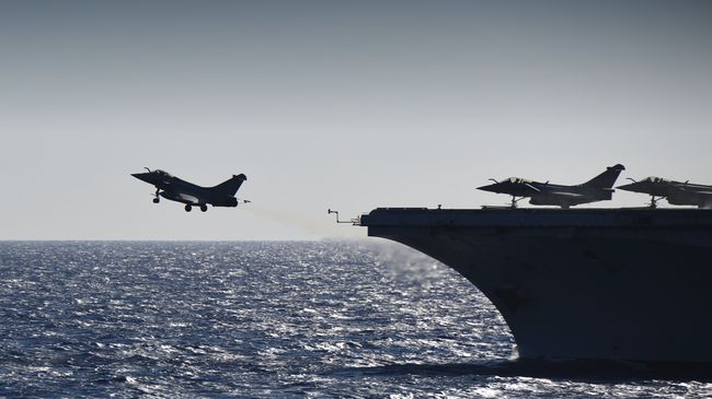 Истребители Rafale взлетают с палубы французского авианосца Шарль де Голль в Средиземном море. 29 сентября 2016 Истребители Rafale взлетают с палубы французского авианосца Шарль де Голль в Средиземном море. 29 сентября 2016