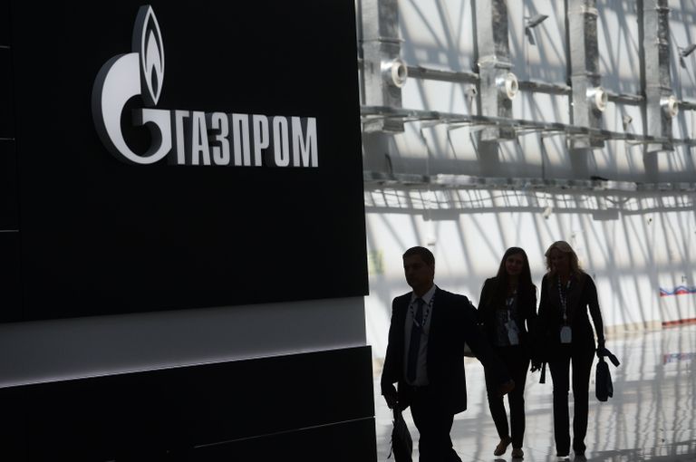 Стенд с логотипом компании Газпром на международном инвестиционном форуме Сочи 2016 Стенд с логотипом компании Газпром на международном инвестиционном форуме Сочи 2016