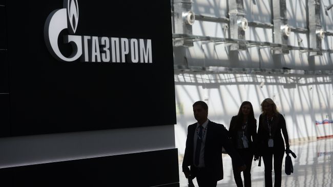 Стенд с логотипом компании Газпром. Архивное фото Стенд с логотипом компании Газпром. Архивное фото
