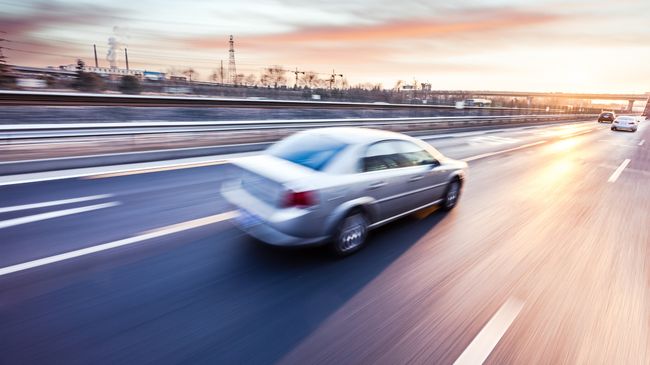 Автомобиль, движущийся на большой скорости. Архивное фото Автомобиль, движущийся на большой скорости. Архивное фото