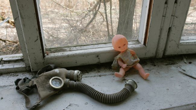 Брошенные кукла и противогаз на подоконнике в бывшем детском саду города Припять