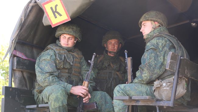 Военнослужащие Народной милиции ЛНР ожидают развода сил и средств на участке близ Станицы Луганской Военнослужащие Народной милиции ЛНР ожидают развода сил и средств на участке близ Станицы Луганской