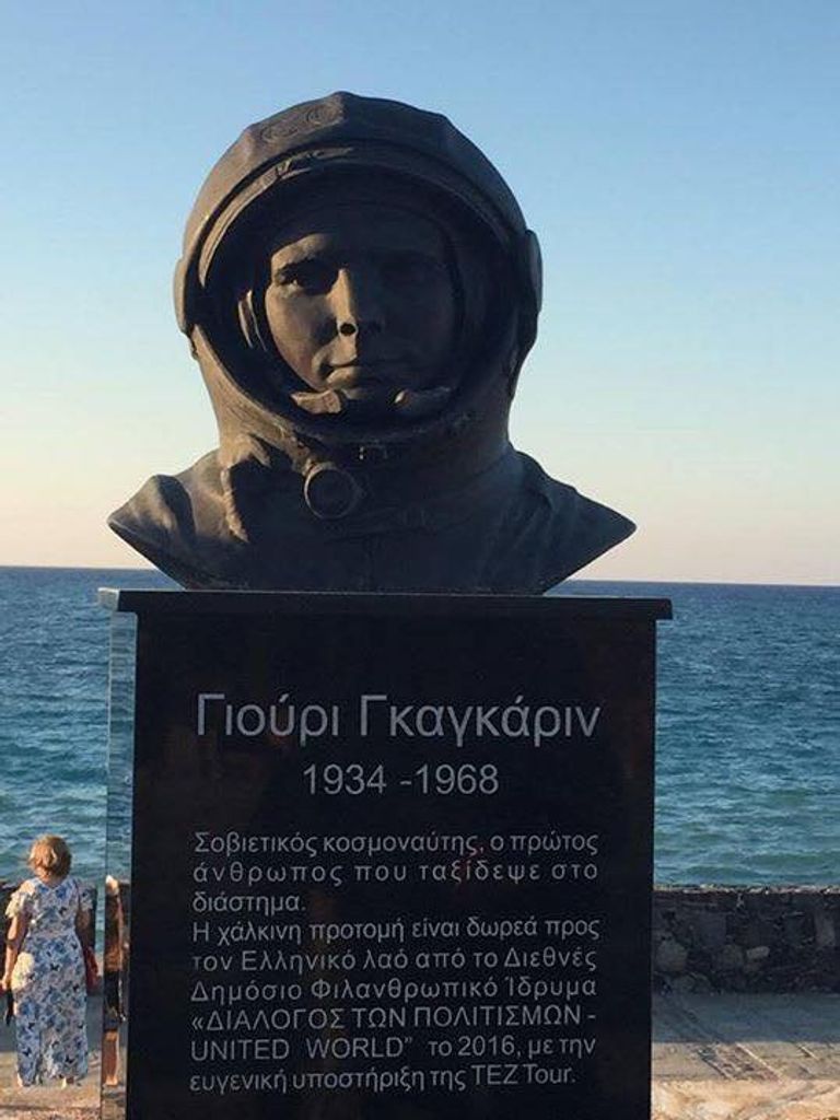 Церемония открытия памятника Гагарину на Крите