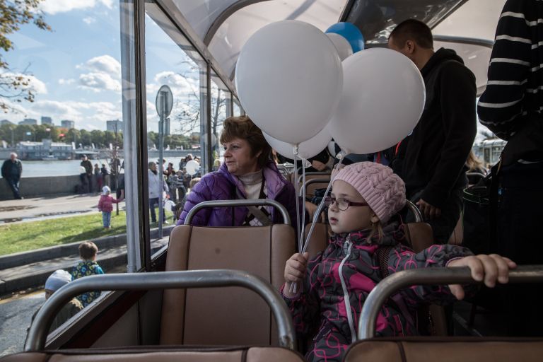 Пассажиры в салоне ретро-троллейбуса во время праздника московского троллейбуса Пассажиры в салоне ретро-троллейбуса во время праздника московского троллейбуса