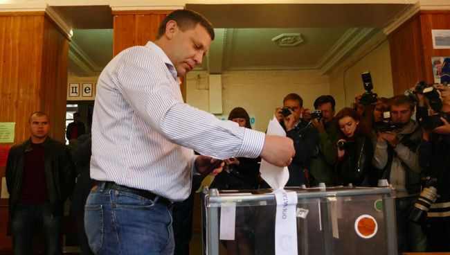 Глава самопровозглашенной Донецкой народной республики Александр Захарченко участвует в предварительном общественном голосовании. Архивное фото Глава самопровозглашенной Донецкой народной республики Александр Захарченко участвует в предварительном общественном голосовании. Архивное фото