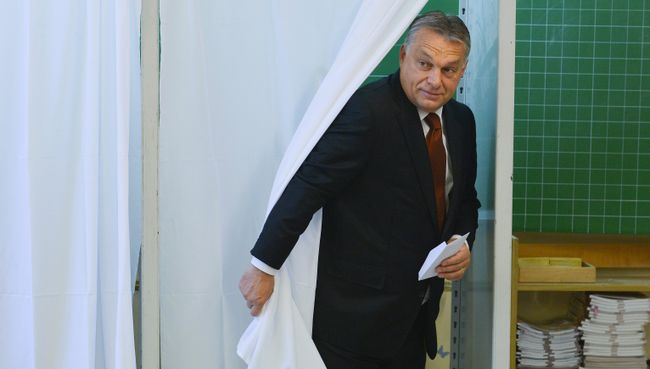 Премьер-министр Венгрии Виктор Орбан во время референдума в Венгрии по вопросу о квотах на беженцев Премьер-министр Венгрии Виктор Орбан во время референдума в Венгрии по вопросу о квотах на беженцев
