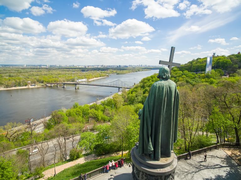 Памятник князю Владимиру в парке Владимирская горка в Киеве, Украина Памятник князю Владимиру в парке Владимирская горка в Киеве, Украина