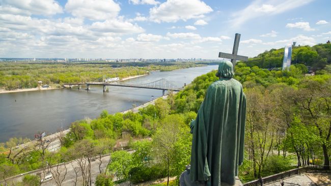 Памятник князю Владимиру в парке Владимирская горка в Киеве. Архивное фото Памятник князю Владимиру в парке Владимирская горка в Киеве. Архивное фото