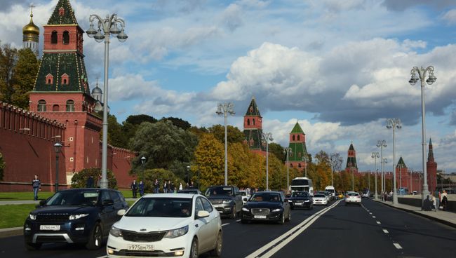 Кремлевская набережная в Москве. Архивное фото Кремлевская набережная в Москве. Архивное фото