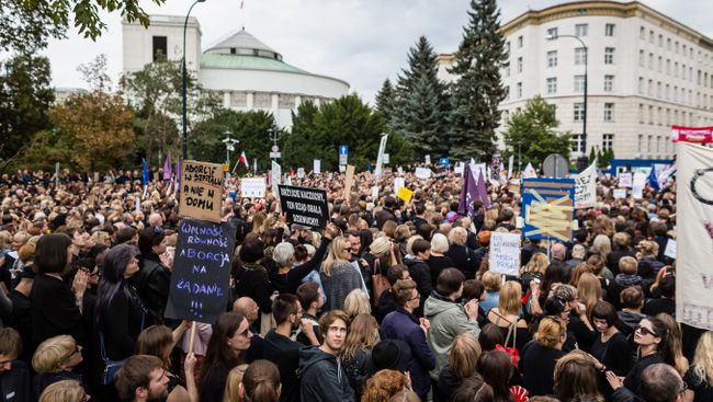 Польские женщины во время акции протеста против ужесточения закона об абортах в Варшаве Польские женщины во время акции протеста против ужесточения закона об абортах в Варшаве