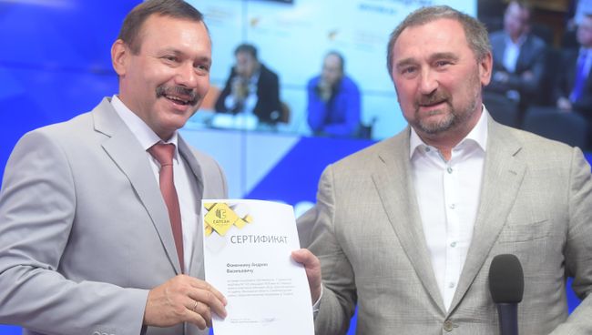 Президент группы компаний Сапсан Сергей Шмаков вручает сертификат на квартиру Андрею Фомочкину, пронесшему флаг России на церемонии открытия XV летних Паралимпийских игр 2016 в Рио-де-Жанейро Президент группы компаний Сапсан Сергей Шмаков вручает сертификат на квартиру Андрею Фомочкину, пронесшему флаг России на церемонии открытия XV летних Паралимпийских игр 2016 в Рио-де-Жанейро
