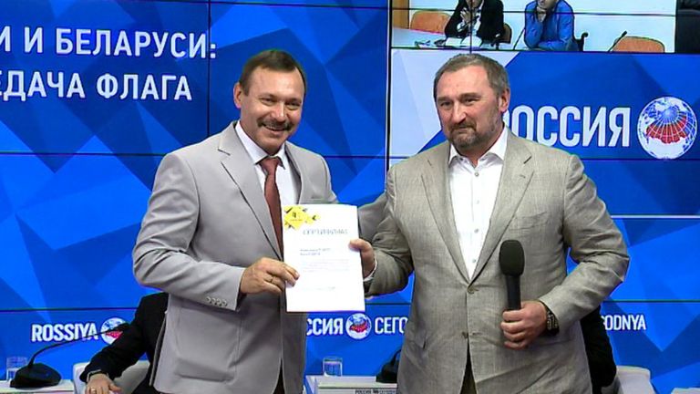 Пронесшему флаг РФ на Паралимпиаде белорусу подарили квартиру в Подмосковье Пронесшему флаг РФ на Паралимпиаде белорусу подарили квартиру в Подмосковье