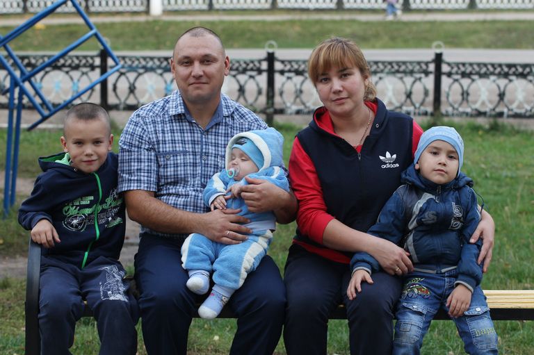 Восьмилетний Айнур с семьей