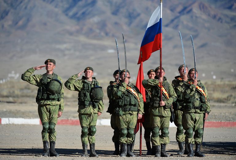 Военнослужащие российской армии во время тактических учений Рубеж-2016 на базе войсковой части в городе Балыкчы в Киргизии Военнослужащие российской армии во время тактических учений Рубеж-2016 на базе войсковой части в городе Балыкчы в Киргизии
