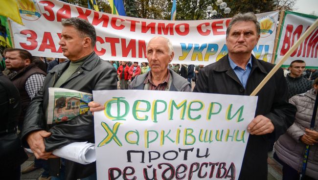 Участники акции аграриев у здания Верховной Рады Украины в Киеве. 4 октября 2016 Участники акции аграриев у здания Верховной Рады Украины в Киеве. 4 октября 2016