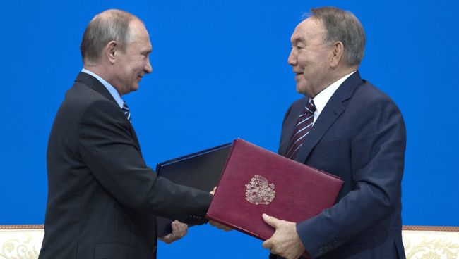 Президент РФ Владимир Путин и президент Казахстана Нурсултан Назарбаев на церемонии подписания совместных документов во Дворце Независимости в Астане. 4 октября 2016
