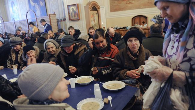 Благотворительный обед для бездомных в Москве. Архивное фото Благотворительный обед для бездомных в Москве. Архивное фото