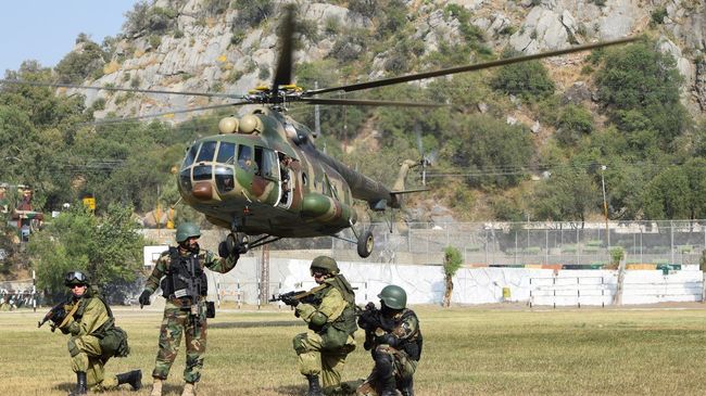 Военнослужащие России и Пакистана на учении Дружба-2016 проводят совместную тренировку по десантированию из Ми-17