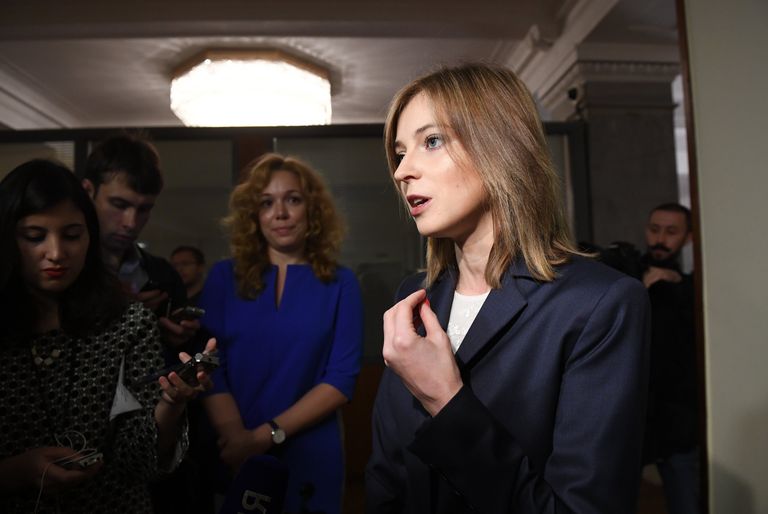 Депутат Государственной Думы РФ Наталья Поклонская перед началом первого заседания Государственной Думы РФ нового созыва. 4 октября 2016 года Депутат Государственной Думы РФ Наталья Поклонская перед началом первого заседания Государственной Думы РФ нового созыва. 4 октября 2016 года