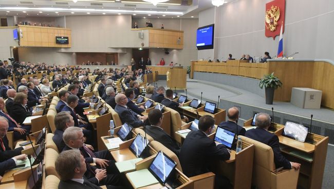 Депутаты на первом заседании Государственной Думы РФ нового созыва. Архивное фото Депутаты на первом заседании Государственной Думы РФ нового созыва. Архивное фото