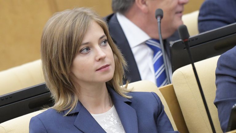 Депутат Государственной Думы РФ Наталья Поклонская на первом заседании Государственной Думы РФ нового созыва Депутат Государственной Думы РФ Наталья Поклонская на первом заседании Государственной Думы РФ нового созыва