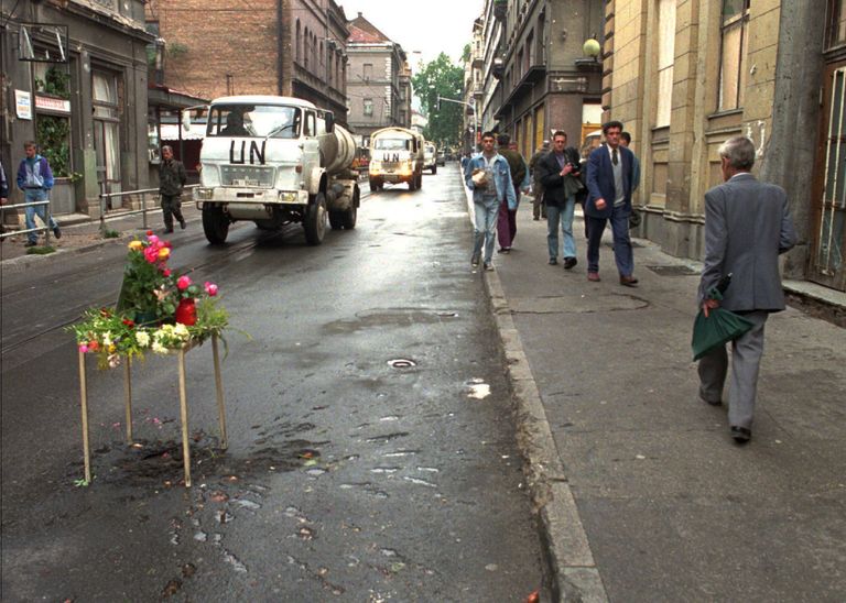 Цветы у городского рынка Маркале в Сараево. 1995 год Цветы у городского рынка Маркале в Сараево. 1995 год