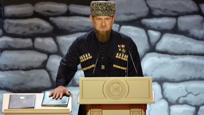 Избранный глава Чеченской Республики Рамзан Кадыров во время церемонии инаугурации в Грозном Избранный глава Чеченской Республики Рамзан Кадыров во время церемонии инаугурации в Грозном