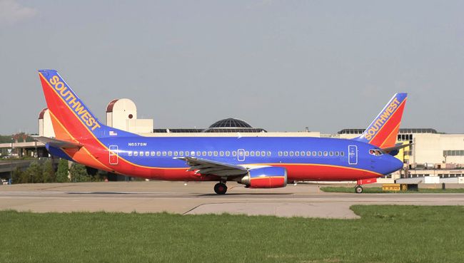 Самолет авиакомпании Southwest Airlines в аэропорту города Луисвилл, США. Архивное фото Самолет авиакомпании Southwest Airlines в аэропорту города Луисвилл, США. Архивное фото