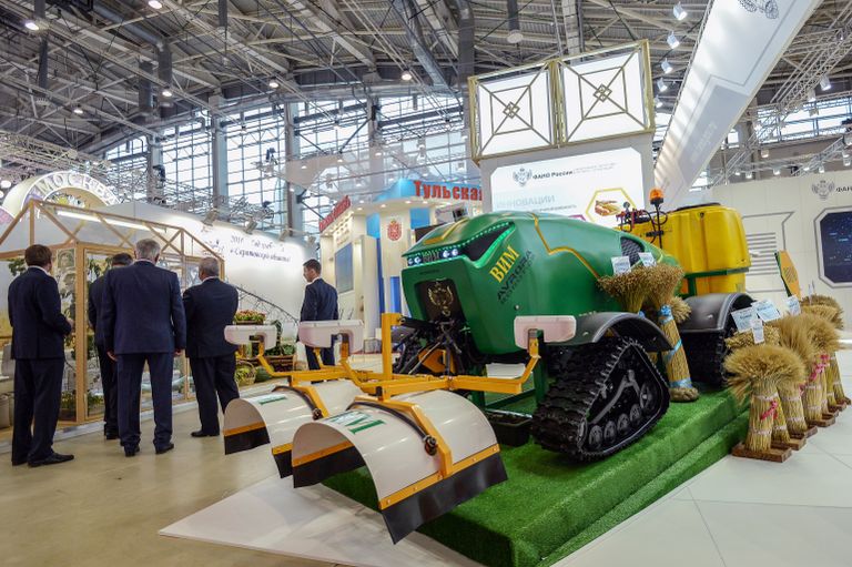 Техника для уборки зерновых компании ВИМ на 18-й Российской агропромышленной выставке Золотая осень на территории ВДНХ Техника для уборки зерновых компании ВИМ на 18-й Российской агропромышленной выставке Золотая осень на территории ВДНХ