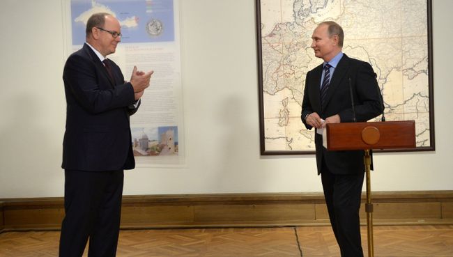 Президент РФ Владимир Путин и князь Монако Альбер II на открытии выставки архивных документов Гримальди и Романовы. Три века истории. 6 октября 2016