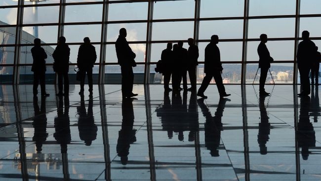 Пассажиры в здании терминала в аэропорту Внуково Пассажиры в здании терминала в аэропорту Внуково