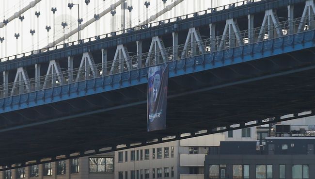 Портрет Владимира Путина на Манхэттенском мосту в Нью-Йорке. 7 октября 2016 год Портрет Владимира Путина на Манхэттенском мосту в Нью-Йорке. 7 октября 2016 год