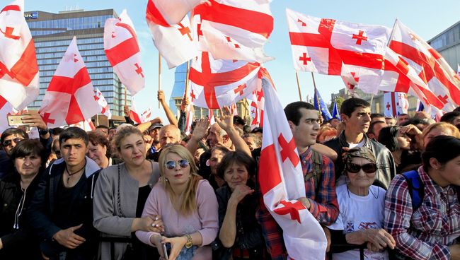 Сторонники оппозиции на митинге в Тбилиси Сторонники оппозиции на митинге в Тбилиси