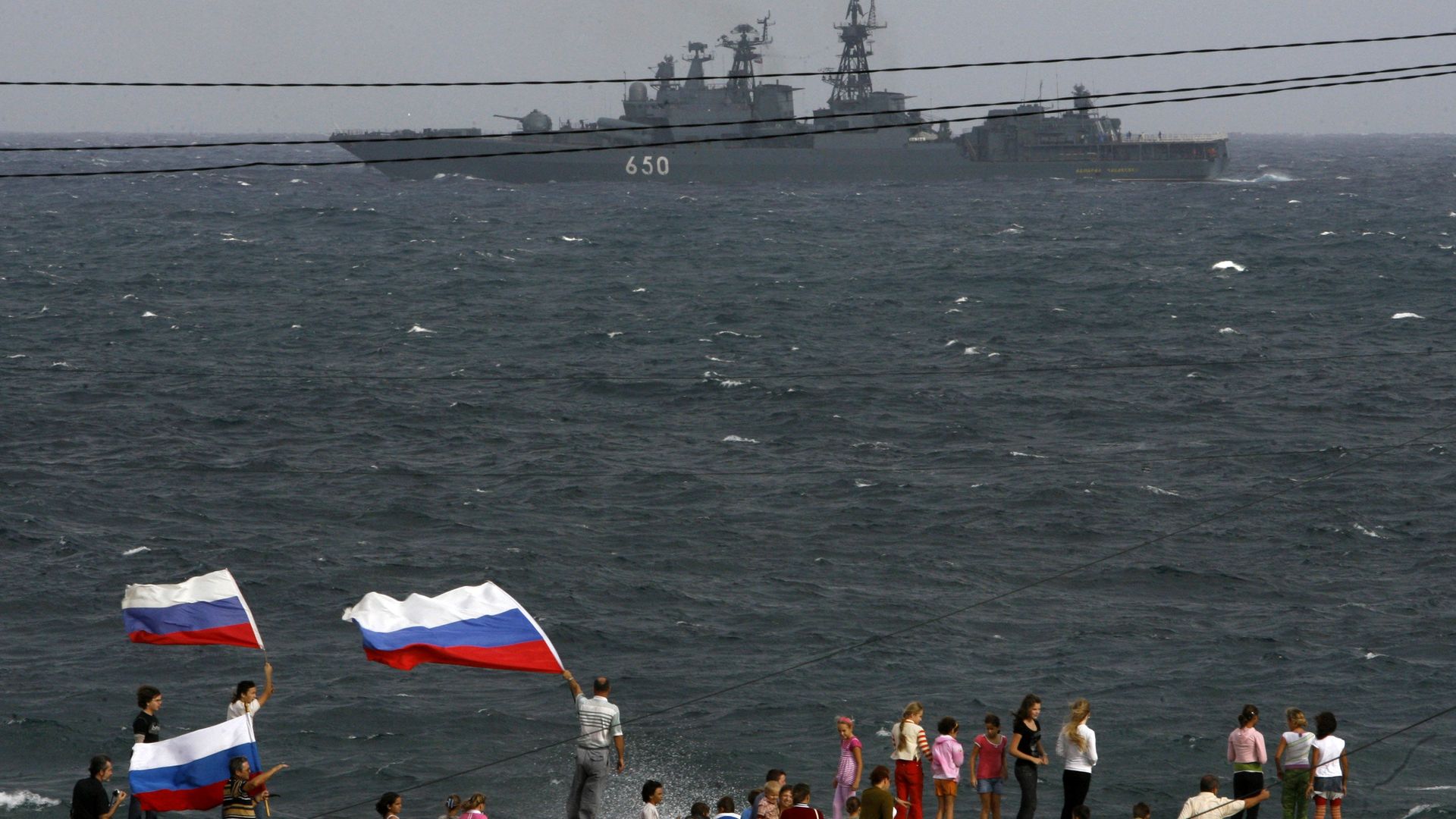 Кубинцы приветствуют корабль ВМФ России в порту Гаваны Кубинцы приветствуют корабль ВМФ России в порту Гаваны - РИА Новости, 1920, 11.06.2024