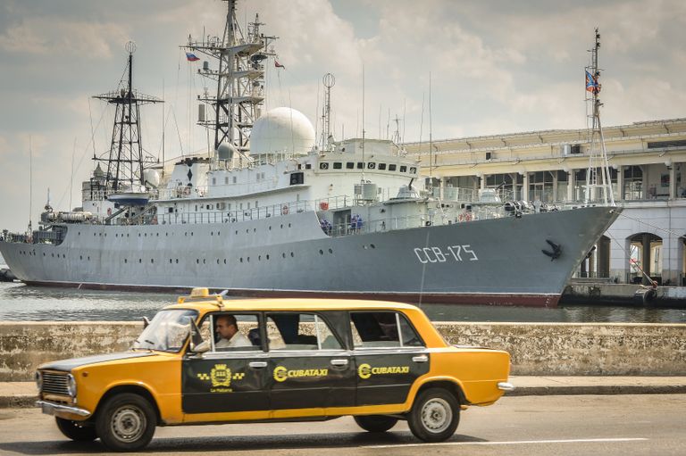 Средний разведывательный корабль ВМФ России ССВ-175 Виктор Леонов в порту Гаваны, Куба