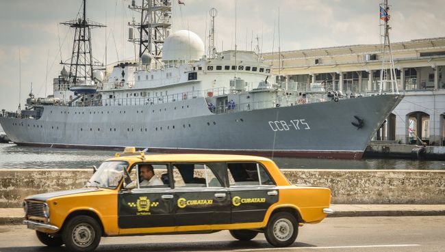 Средний разведывательный корабль ВМФ России ССВ-175 Виктор Леонов в порту Гаваны, Куба Средний разведывательный корабль ВМФ России ССВ-175 Виктор Леонов в порту Гаваны, Куба