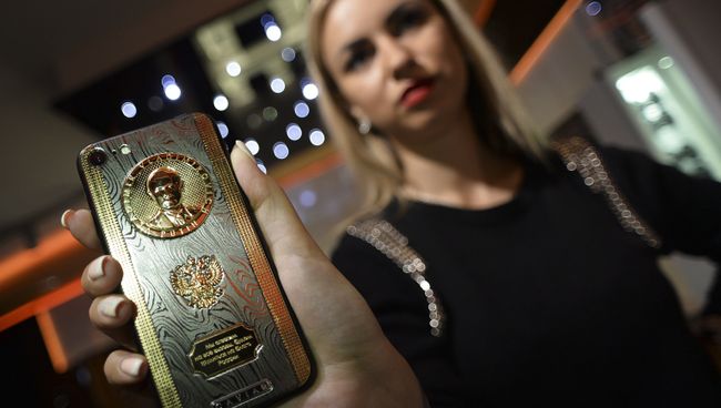 Смартфон c барельефом президента России Владимира Путина, выпущенный в честь Дня его рождения Смартфон c барельефом президента России Владимира Путина, выпущенный в честь Дня его рождения