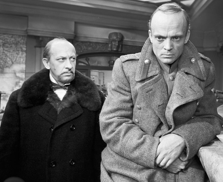 Евгений Евстигнеев (слева) в роли Корзухина, Владислав Дворжецкий в роли Хлудова в фильме Бег Евгений Евстигнеев (слева) в роли Корзухина, Владислав Дворжецкий в роли Хлудова в фильме Бег