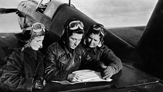 Летчицы 586 истребительного авиационного полка Лиля Литвяк, Катя Буданова, Маша Кузнецова у самолета ЯК-1. 1943 год Летчицы 586 истребительного авиационного полка Лиля Литвяк, Катя Буданова, Маша Кузнецова у самолета ЯК-1. 1943 год