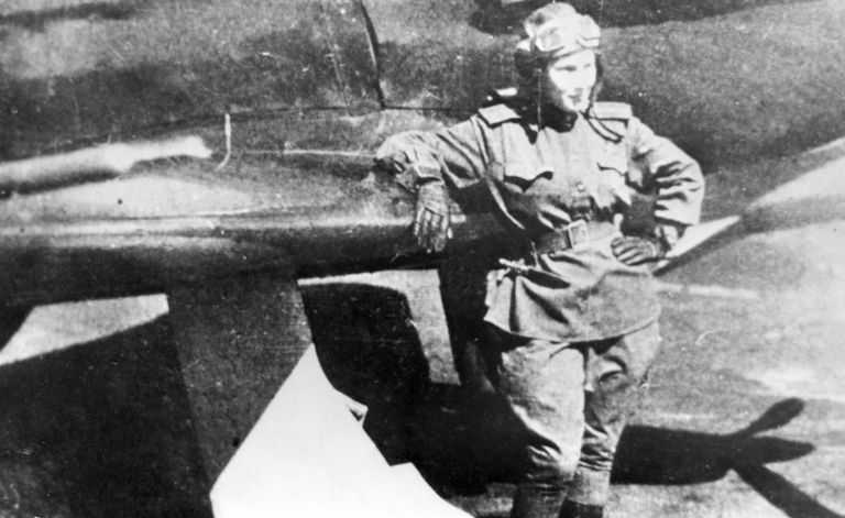 Советская летчица Лидия Литвяк у своего истребителя. 1943 год 