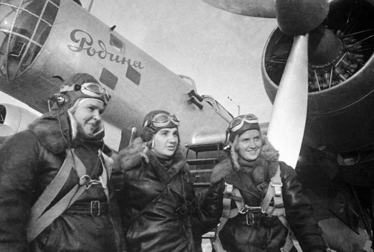 Летчицы Полина Осипенко, Валентина Гризодубова и Марина Раскова Летчицы Полина Осипенко, Валентина Гризодубова и Марина Раскова