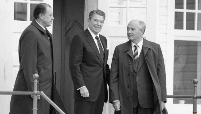 Генеральный секретарь ЦК КПСС Михаил Горбачев и президент США Рональд Рейган перед началом встречи на высшем уровне в Рейкьявике. 1986 год Генеральный секретарь ЦК КПСС Михаил Горбачев и президент США Рональд Рейган перед началом встречи на высшем уровне в Рейкьявике. 1986 год