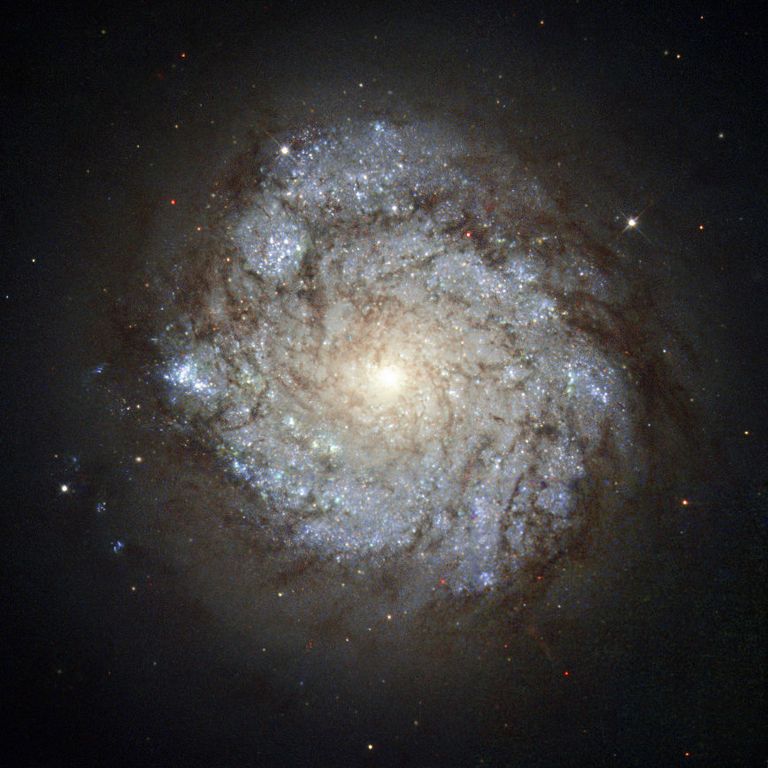 Галактика NGC 278 в созвездии Кассиопеи, звезды в которой рождаются необычным образом Галактика NGC 278 в созвездии Кассиопеи, звезды в которой рождаются необычным образом