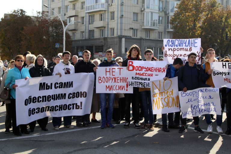 Участники митинга в Луганске против иностранной вооруженной миссии на Донбассе Участники митинга в Луганске против иностранной вооруженной миссии на Донбассе