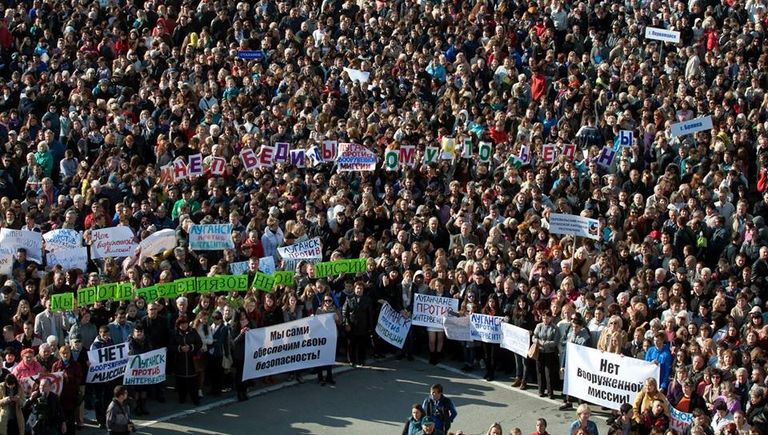 Митинг в Луганске против вооруженной миссии ОБСЕ Митинг в Луганске против вооруженной миссии ОБСЕ