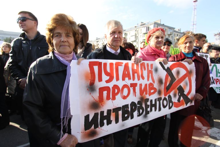 Участники митинга в Луганске против иностранной вооруженной миссии на Донбассе Участники митинга в Луганске против иностранной вооруженной миссии на Донбассе
