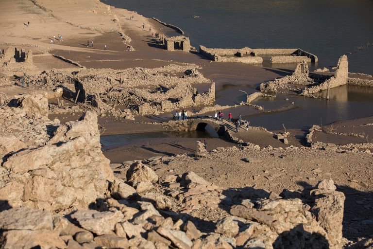 Руины испанского города Мансилья, показавшиеся из воды в результате засухи в провинции Риоха Руины испанского города Мансилья, показавшиеся из воды в результате засухи в провинции Риоха