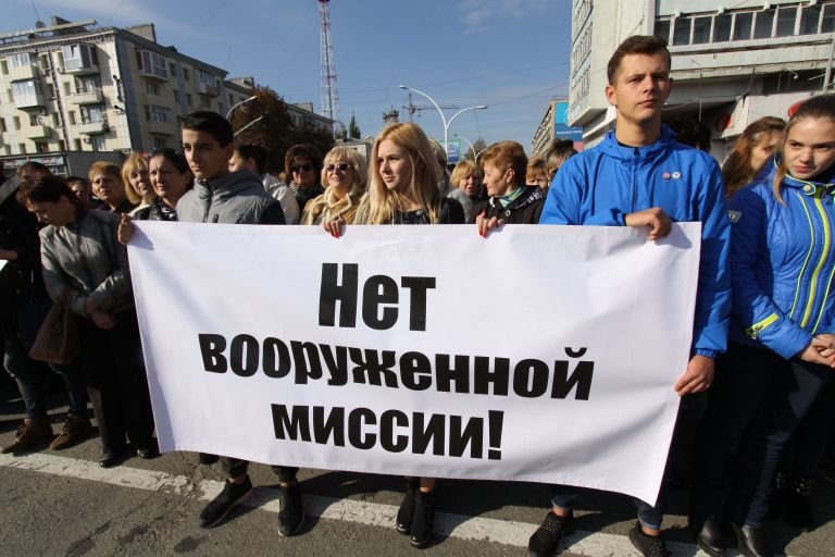 Участники митинга в Луганске против иностранной вооруженной миссии на Донбассе Участники митинга в Луганске против иностранной вооруженной миссии на Донбассе