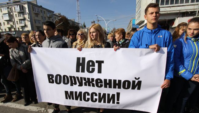 Участники митинга в Луганске против иностранной вооруженной миссии на Донбассе. Архивное фото Участники митинга в Луганске против иностранной вооруженной миссии на Донбассе. Архивное фото
