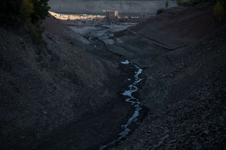 Руины испанского города Мансилья, показавшиеся из воды в результате засухи в провинции Риоха Руины испанского города Мансилья, показавшиеся из воды в результате засухи в провинции Риоха